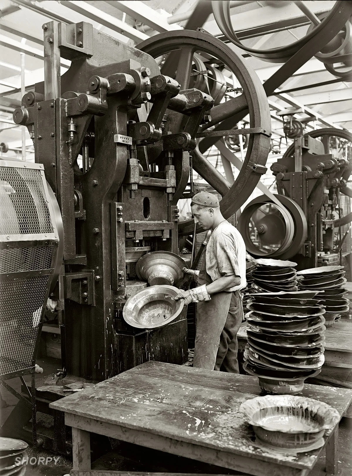 Philadelphia1925StampingloudspeakerbellsattheAtwaterKentradiofactory.jpg