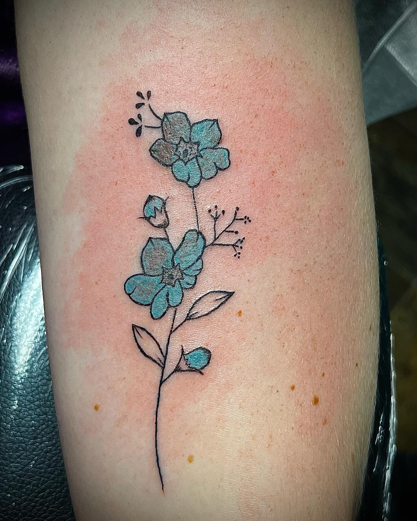 Forget me not tattoo down by @raezinnah
#tattoo #flowers #flowertattoo #tattooart #flowerstattoo #tattooflower #tattoodrawings #ink #plant