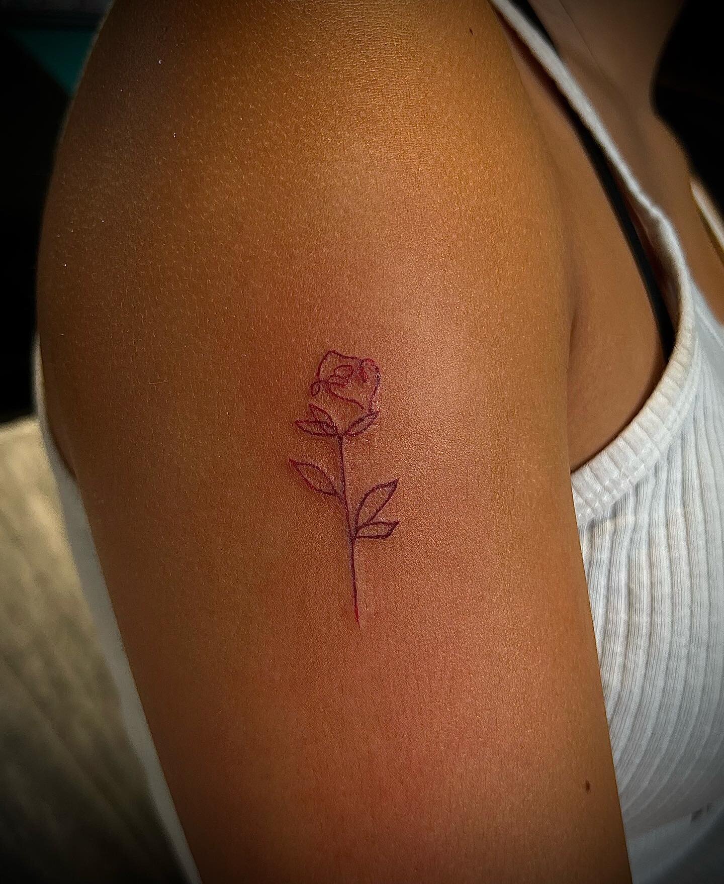 simplistic rose πΉ done by @raezinnah
