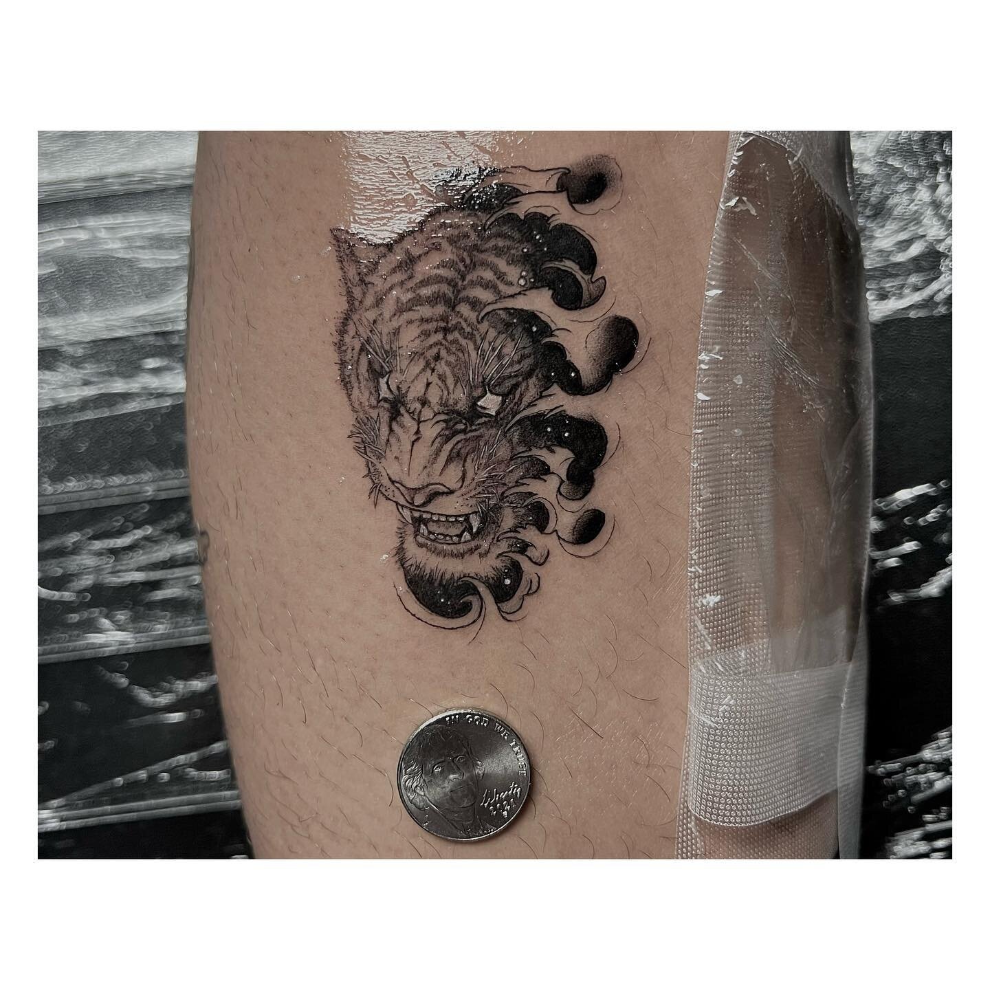 Single Needle Semi Realism by @sitytattoos
πͺ‘ π€
Nickel for size comparison