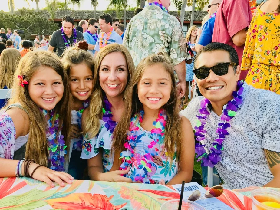 happy-family-at-the-hawaiian-luau-tonythetigersson-tony-andrews-photography_t20_NG3LXr.jpg