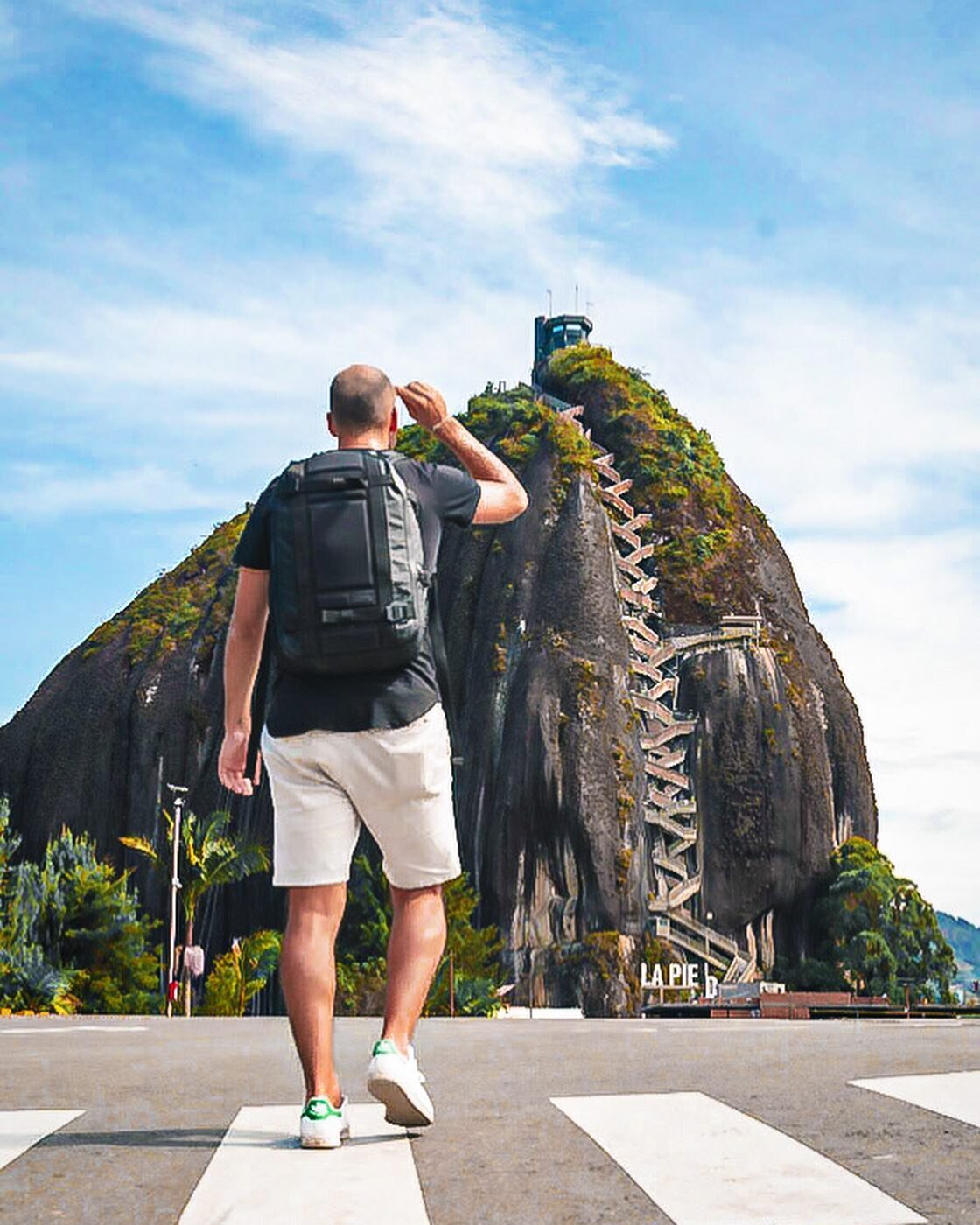 Getting ready to climb more than 700 stairs 👣🥵

Swipe to see the rock of El Pe&ntilde;ol from above ➡️

#guatape #elpe&ntilde;ol #legworkout #bluelake #blueskies #viewsfordays #beautifulviews #colombiatravel #explorecolombia #exploretheworld #trave