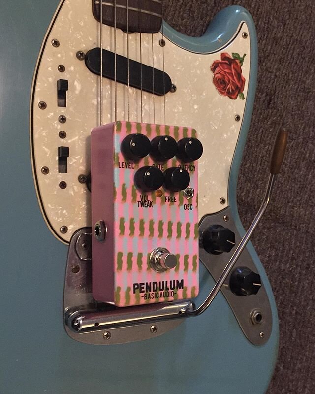 dunno why i just took a picture of 2 instrumental things i love: my old 1965 Fender Duo&rsquo;stang guitar, my new 2020 Basic Audio Pendulum (fuzz) pedal.