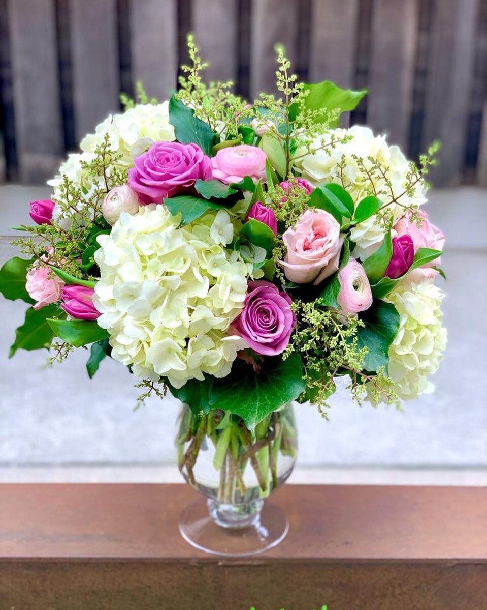 Place your Mother&rsquo;s Day order before midnight tonight for priority delivery (9am-4pm) Friday, Saturday, or Sunday 💖 check out the link in our bio for our stunning Mother&rsquo;s Day items 💞

#lejardinfrancais #flowershop #flowers #flowerinspi
