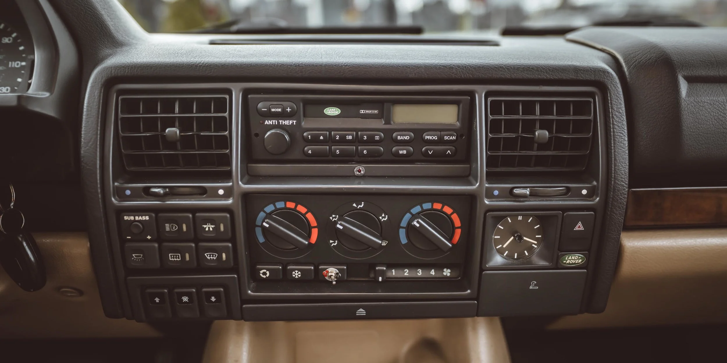 large_1995_Range_Rover_Classic_white__0001_Layer 23.jpg