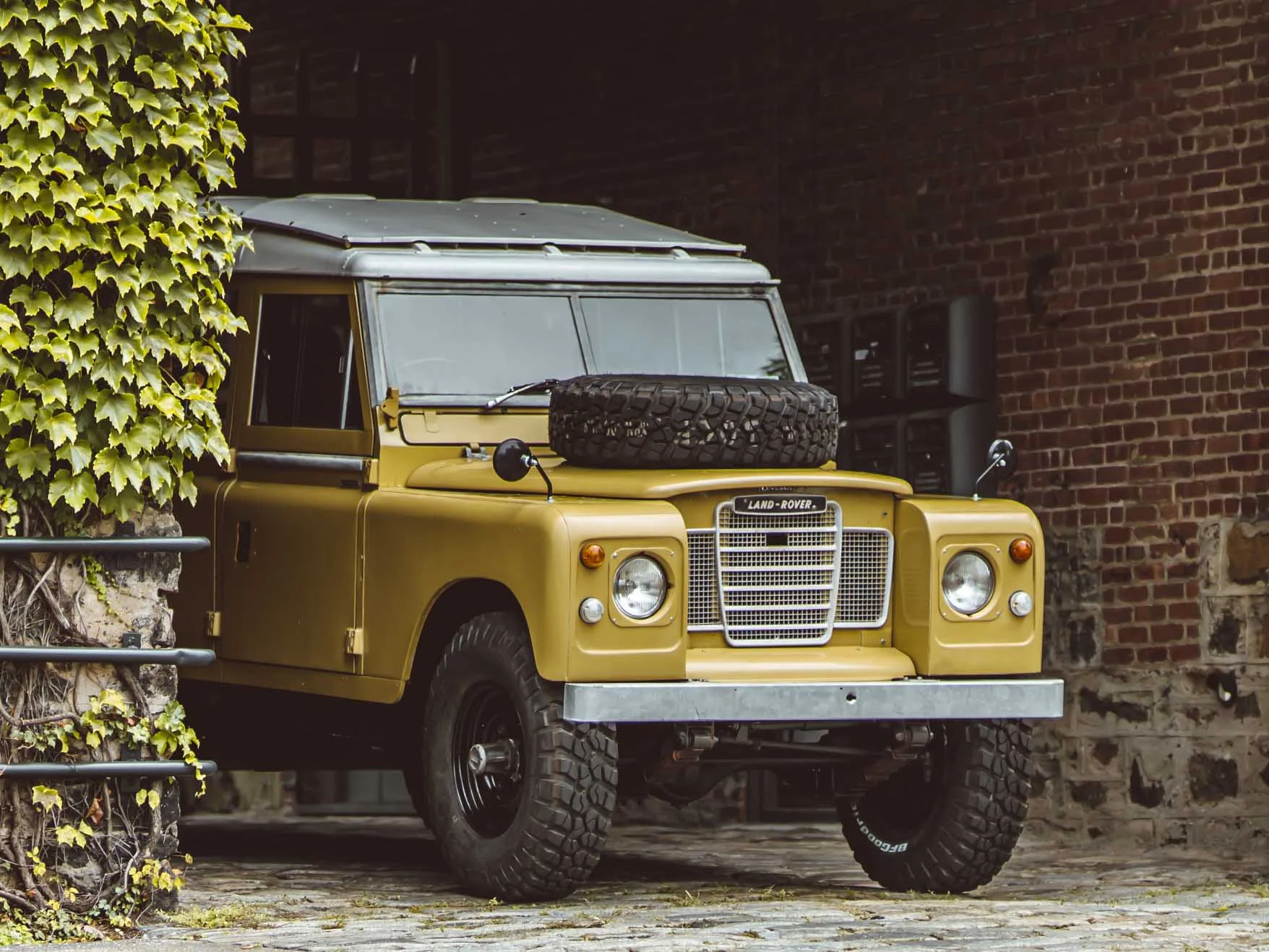 1975_Land_Rover_Series_III_109_Bahama_Gold_Medium_0001_Layer 10.jpg