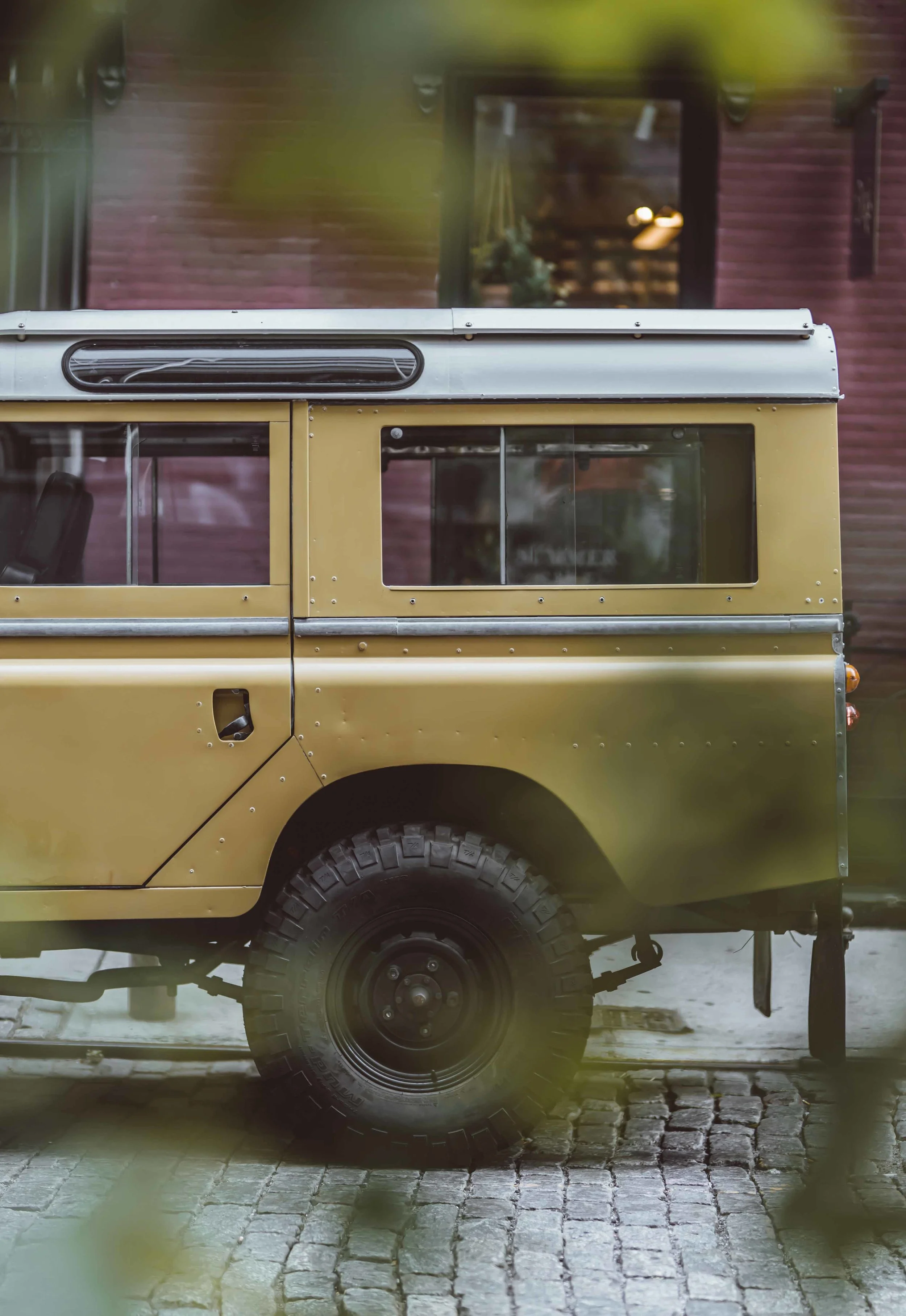 1975_Land_Rover_Series_III_109_Bahama_Gold_2XLarge_0005_Layer 17.jpg
