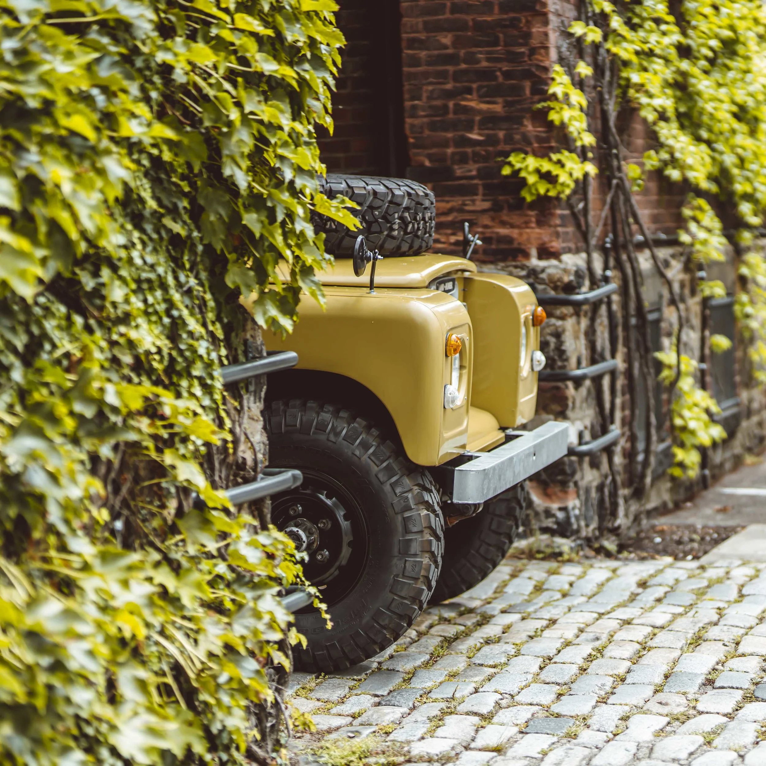 1975_Land_Rover_Series_III_109_Bahama_Gold_XLarge_0001_Layer 19.jpg