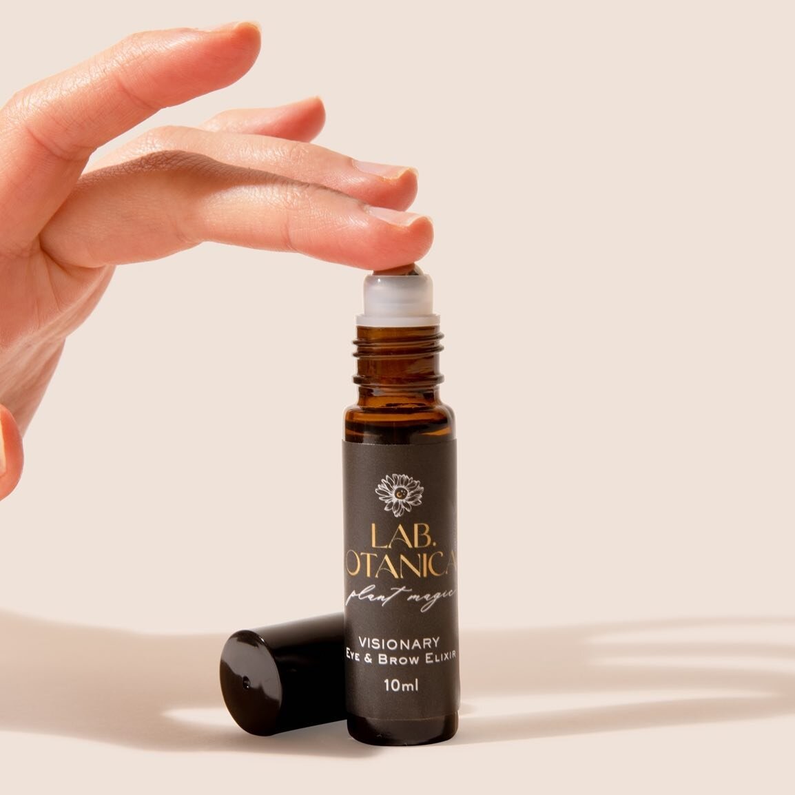 👉Introducing the superpowers of Visionary - a luxurious elixir that combines the ancient wisdom of the Egyptians with the power of modern botanicals.⁠
⁠
Castor oil, a natural remedy for eye ailments, soothes irritations and reduces the appearance of