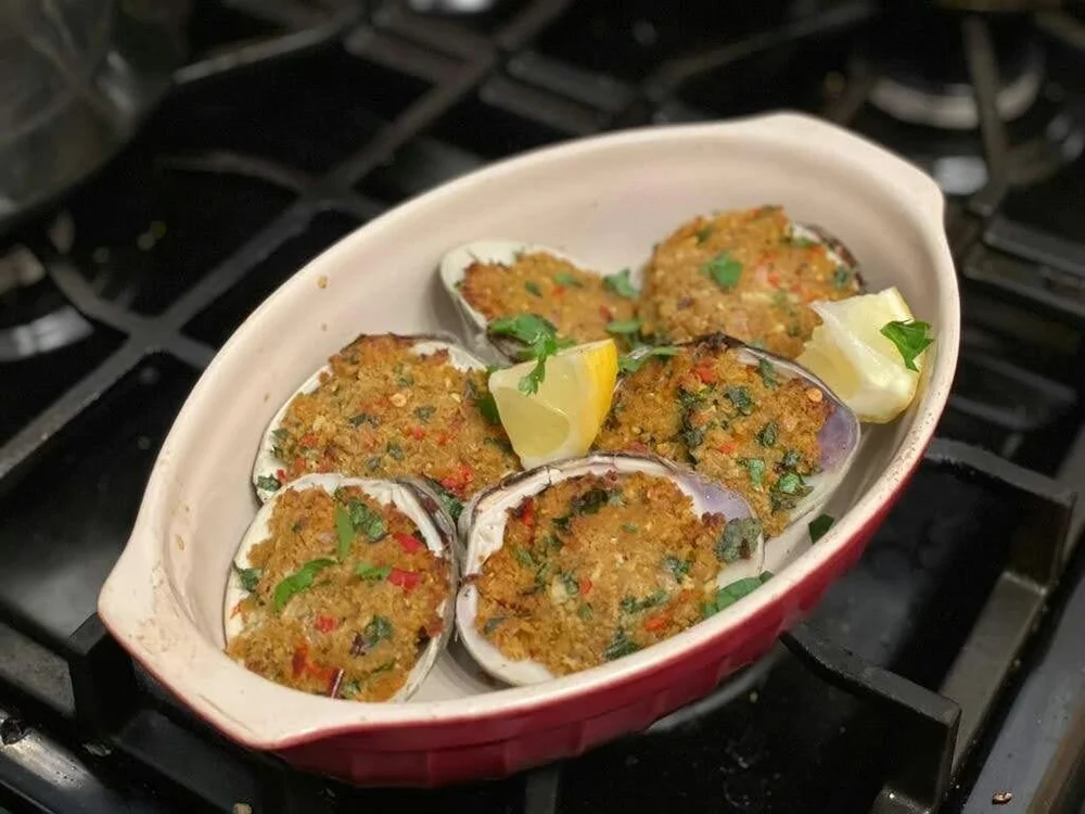 Baked 🙏 
Clams 🙏 
👉Quahog / Top Neck clams
👉Stuffed
👉Baked
👉Broiled
👉Lemon

= Appetizer
Sawce 🙌 🙌 

#seafood #clams #bakedclams #stuffed clams #stuffies #quahogs #clam #foodpics #eeeeats #appetizers #appetizer #italianamerican #plated #foodp