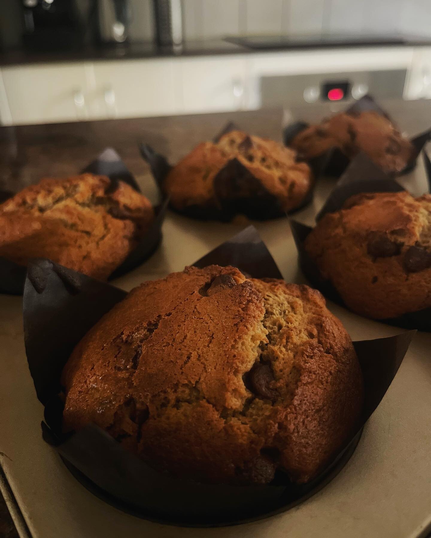 Sky high banana and coconut muffins 🍌 🥥 🍫 

#breakfast #brunch #muffins