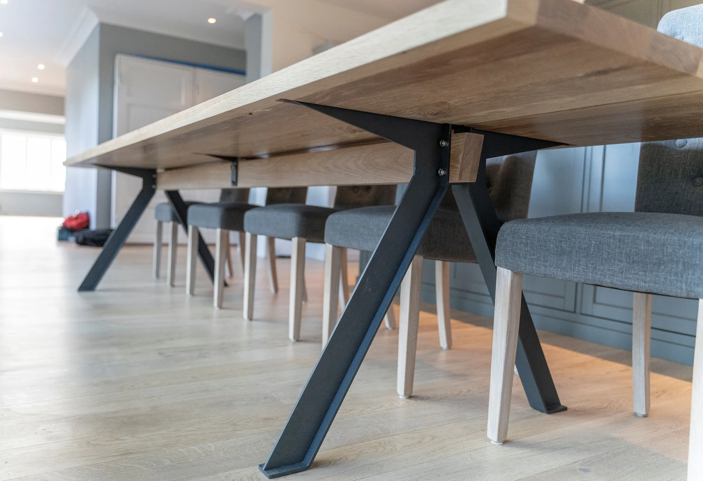 Hvitlasert eik, antrasitt ben