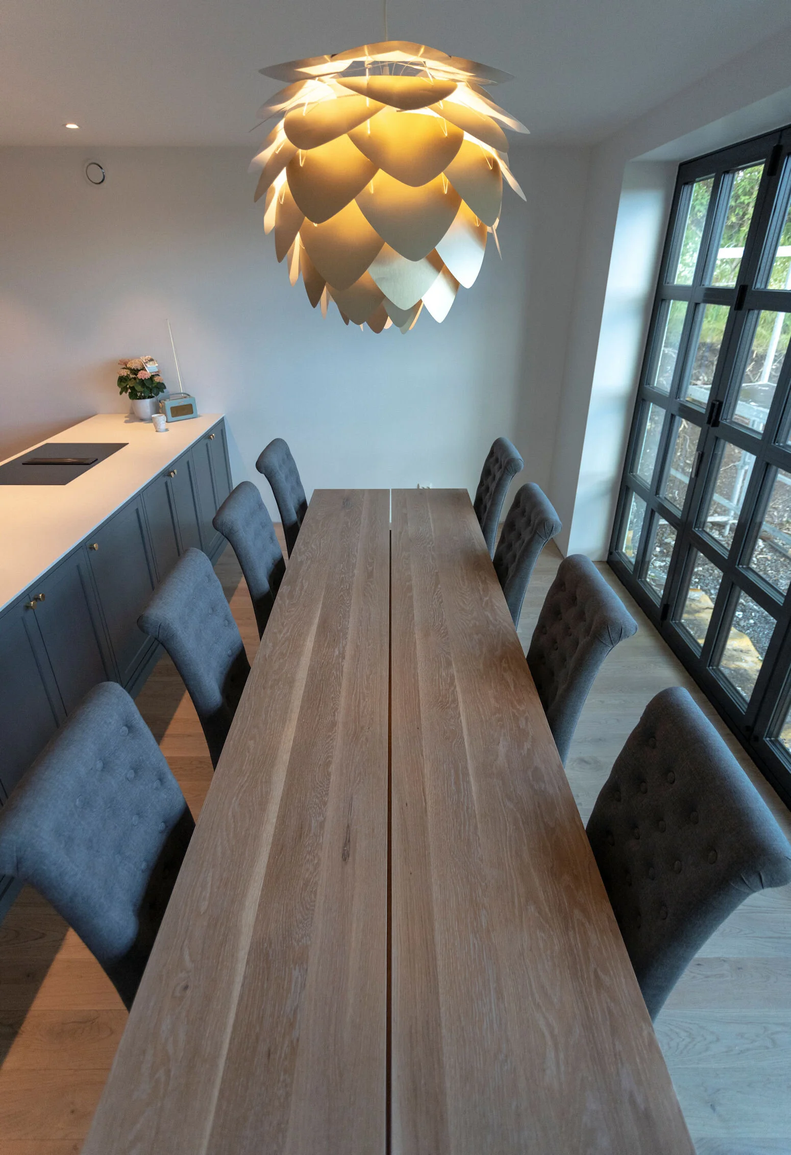 Hvitlasert eik, antrasitt ben