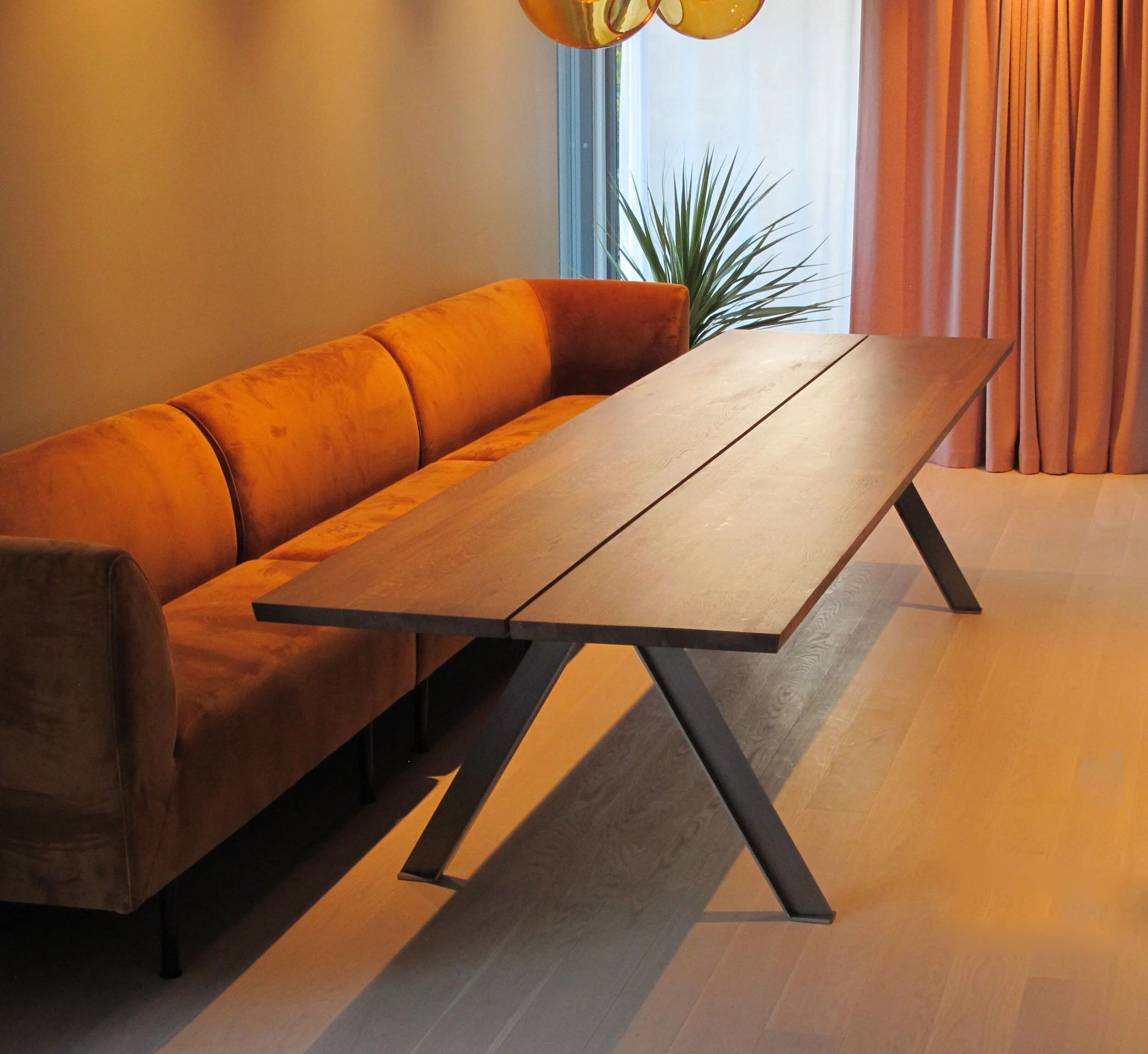 Eik med Osmo Eik Antikk, ben i råstål