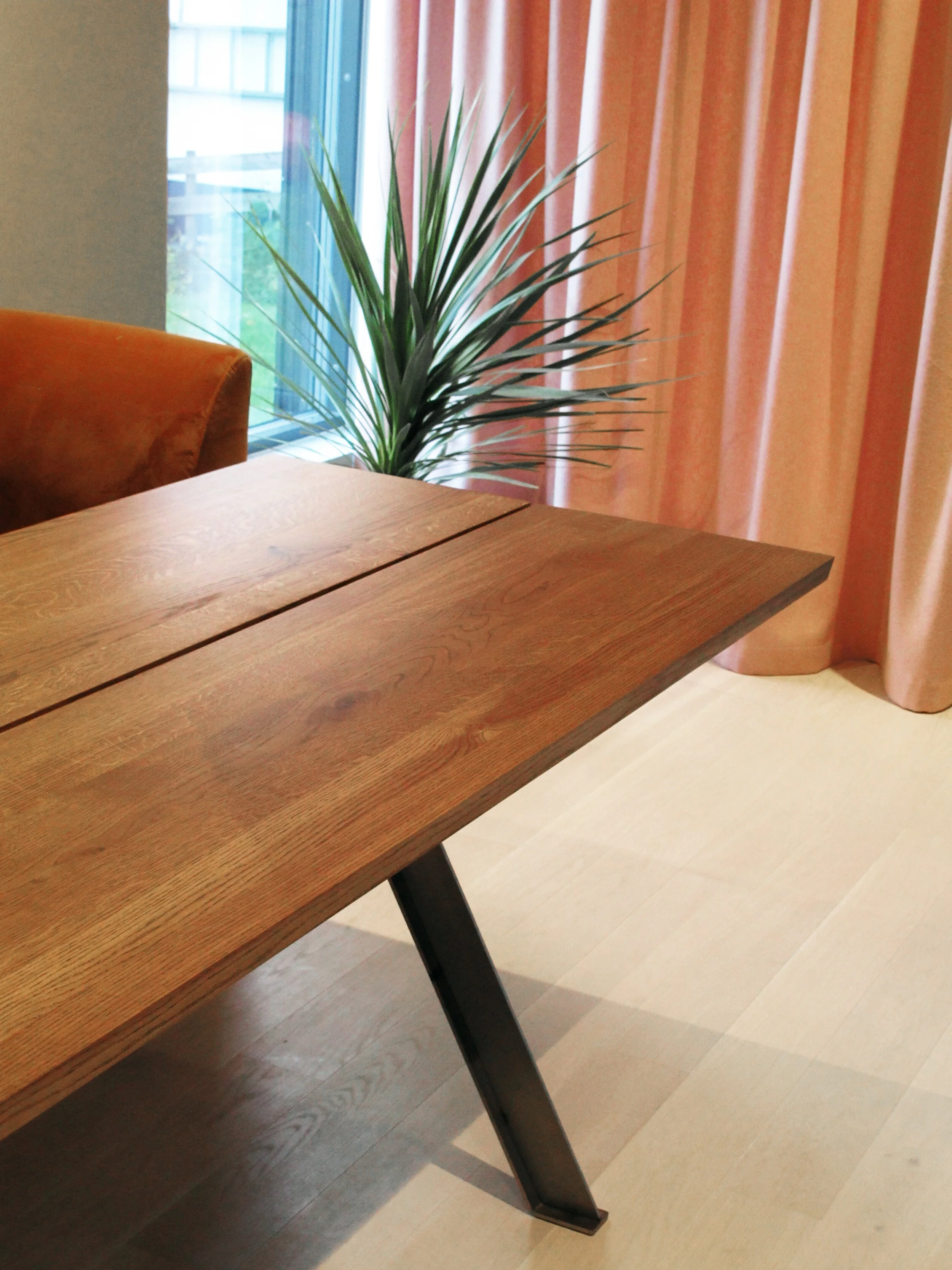 Eik med Osmo Eik Antikk, ben i råstål