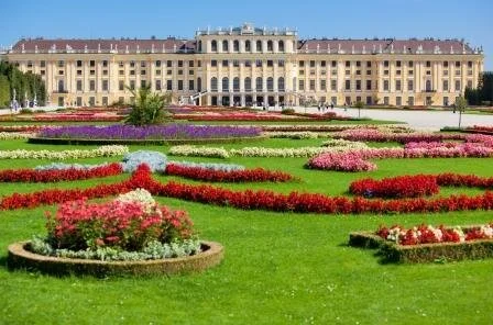 Schonbrunn Palace photo: Chaoss/Dreamstime.com