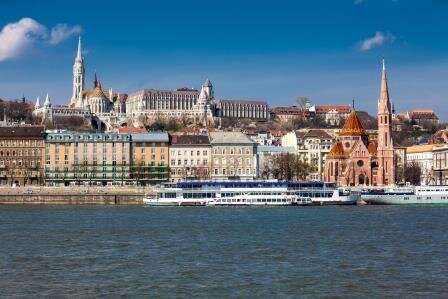 Riverboats at dock at Budapest pohto: Anamaria Mejia/Dreamstime.com