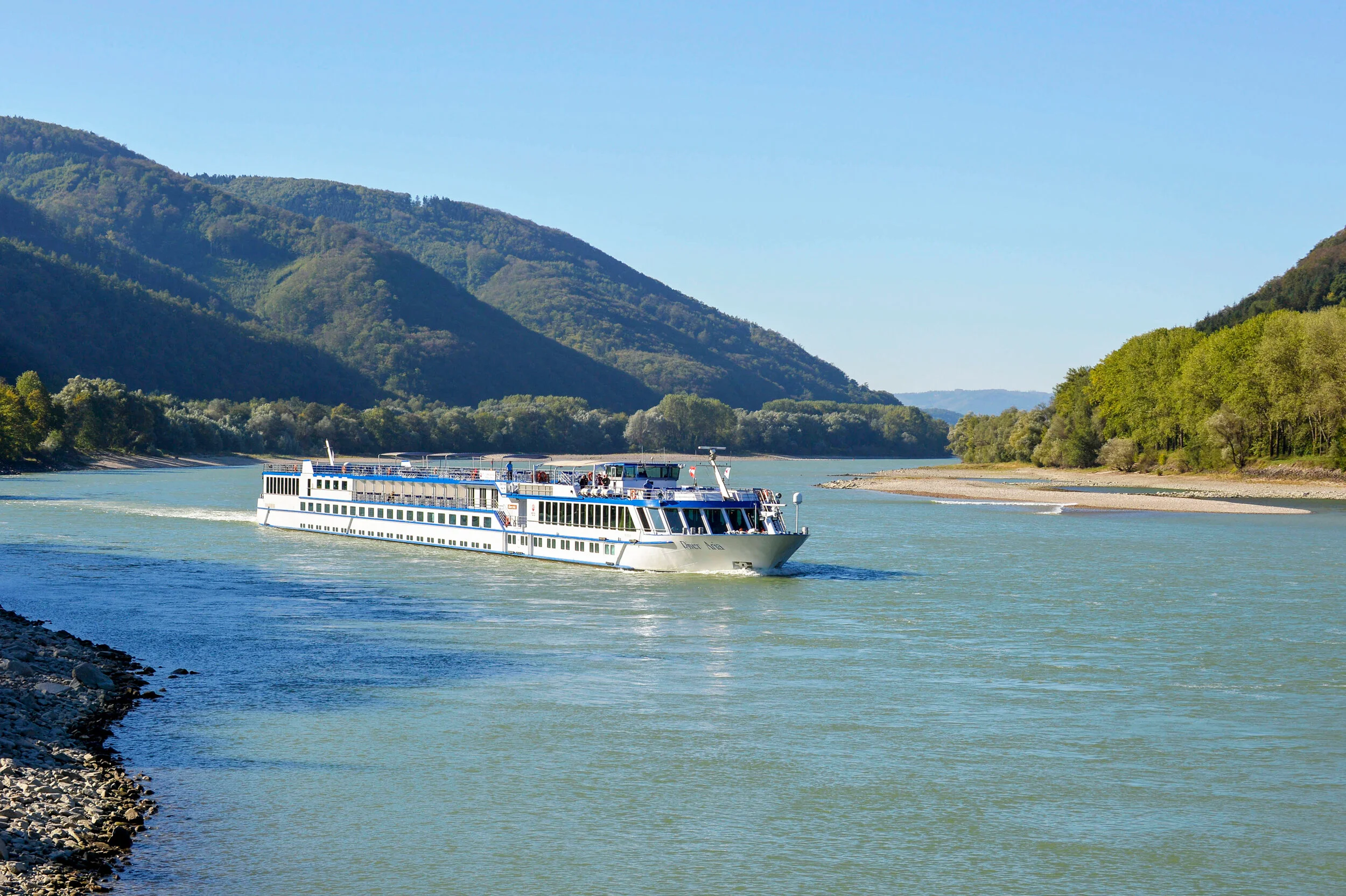 The river boat Aria enroute