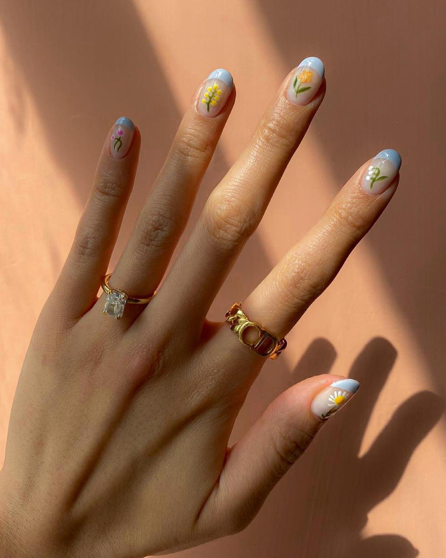 🌷Ditzy florals and pastel tips for this cottage core inspired nail design by @samishome ﻿
﻿
💅🏻Done by our Nail Artist Meiko﻿
﻿
📲 Whatsapp us through the link in bio or click the Book Now button to reserve your slot!﻿
﻿
#FreshlyTinted﻿
﻿
#flowerna