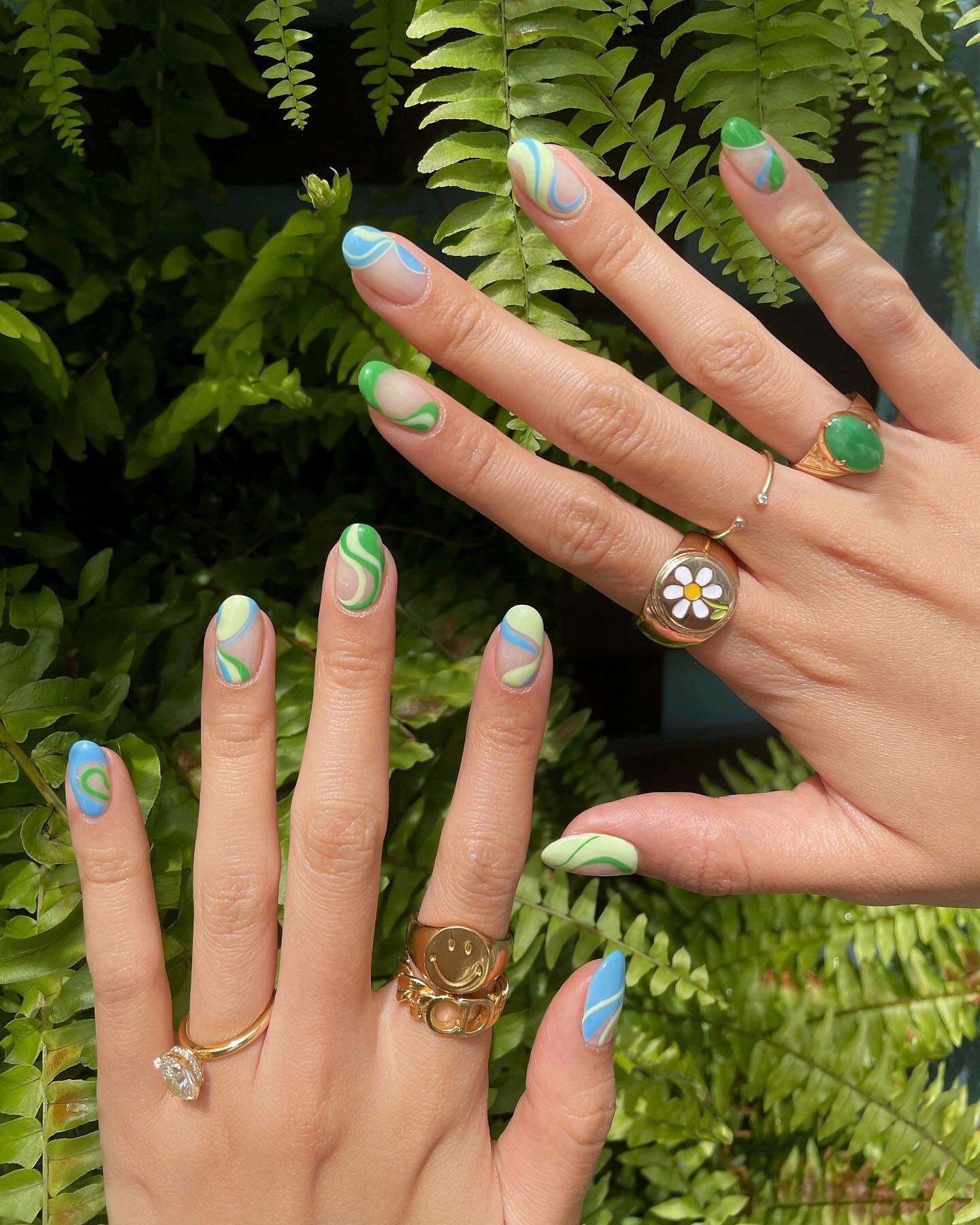 Toothpaste vibes for @samishome in a spearmint and peppermint palette 💚💙

Nail art by our Nail Artist Meiko 👩🏻&zwj;🎨

#FreshlyTinted

#greennails #simplenails #swirlnails #bluenails #summerdesign #spearmint #peppermint #mintnails #naildesigns #n