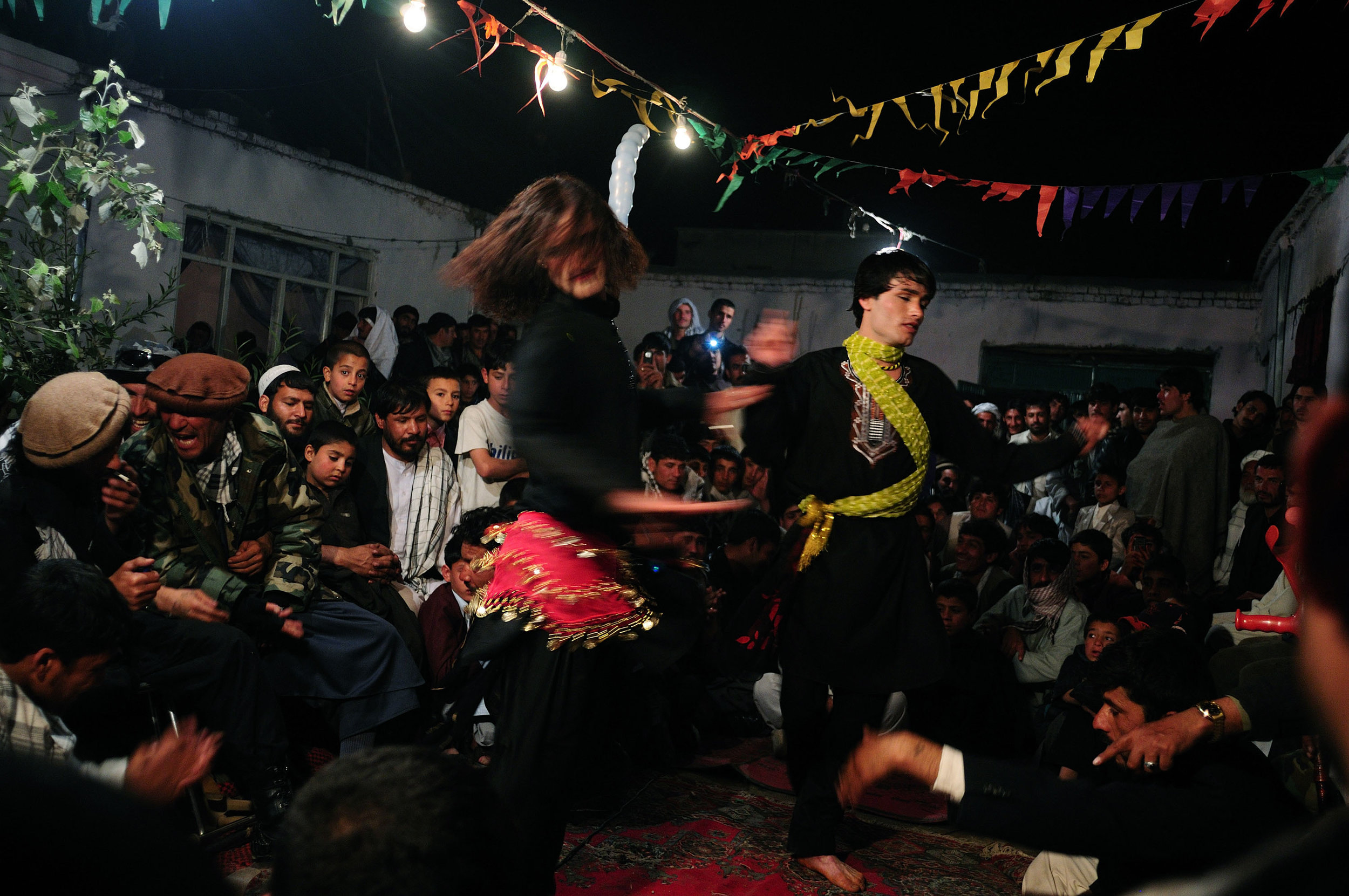 Бача бази в таджикистане. Бача-бази в Афганистане. Afghanistan’s ‘Bacha bazi’ Dancing boys. Бача-бази в Афганистане 2020.
