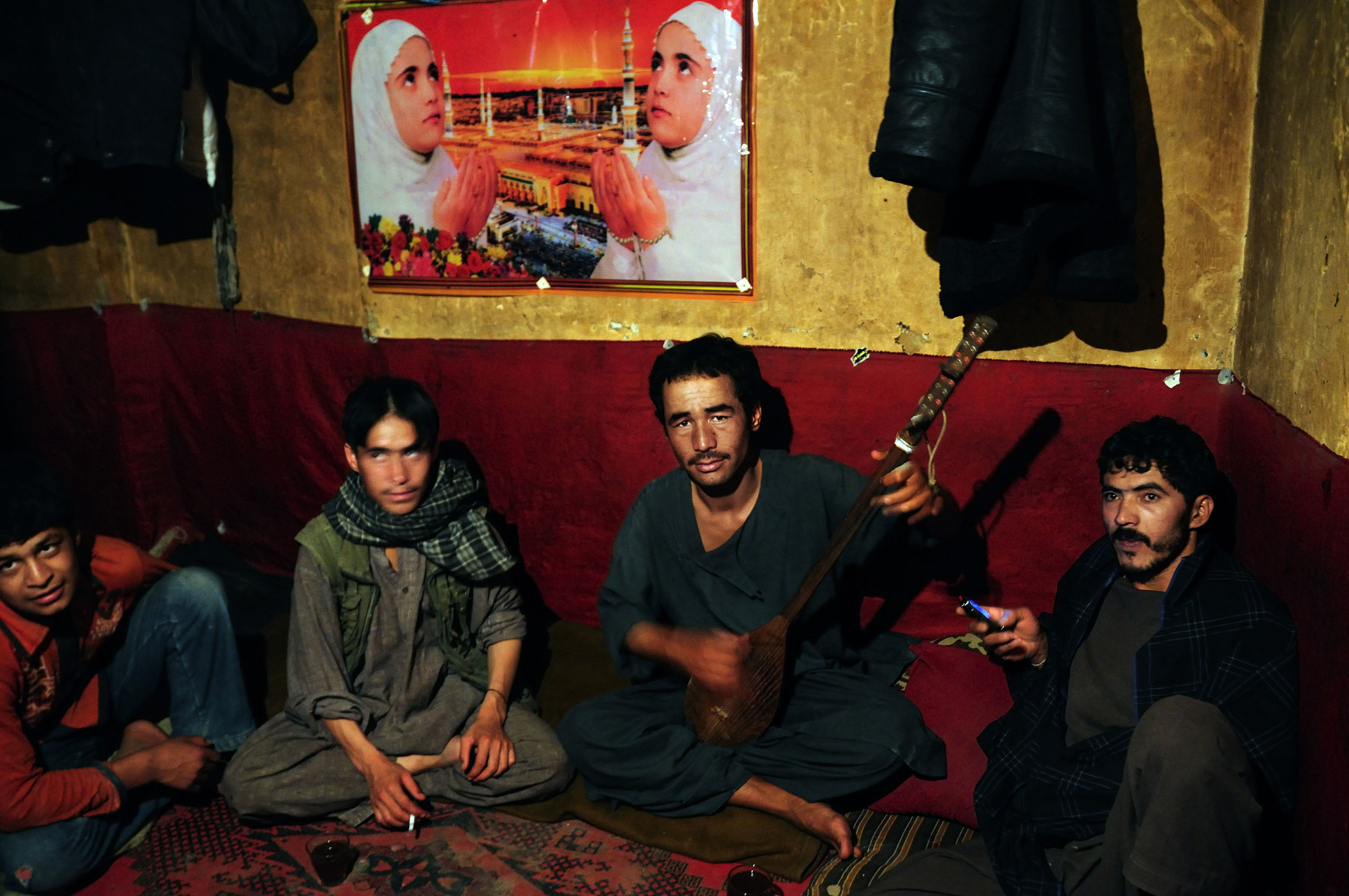 Бача бази в таджикистане. Бача-бази в Афганистане. Афганские Танцующие мальчики бача бази. Бача бази картина. Бача вечеринка.