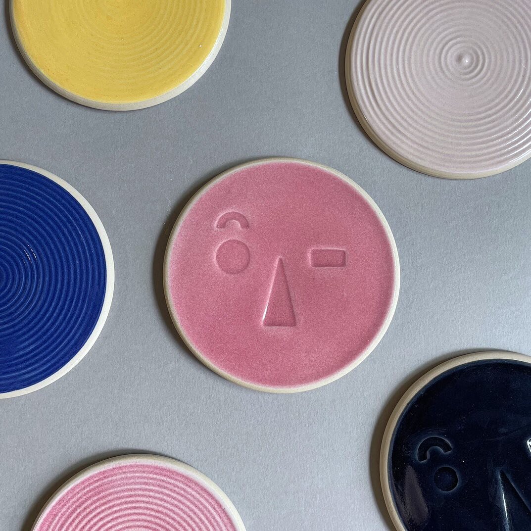 FACE. Coasters in stonewear and multicolour glazes. I&rsquo;ve made some brush-on glazes with my regular recipes and they all work a treat except for this one which comes out a waaaaaay darker dinky pink anyone know why? 🧠
.
.
.
#pinkstagram #thinkp