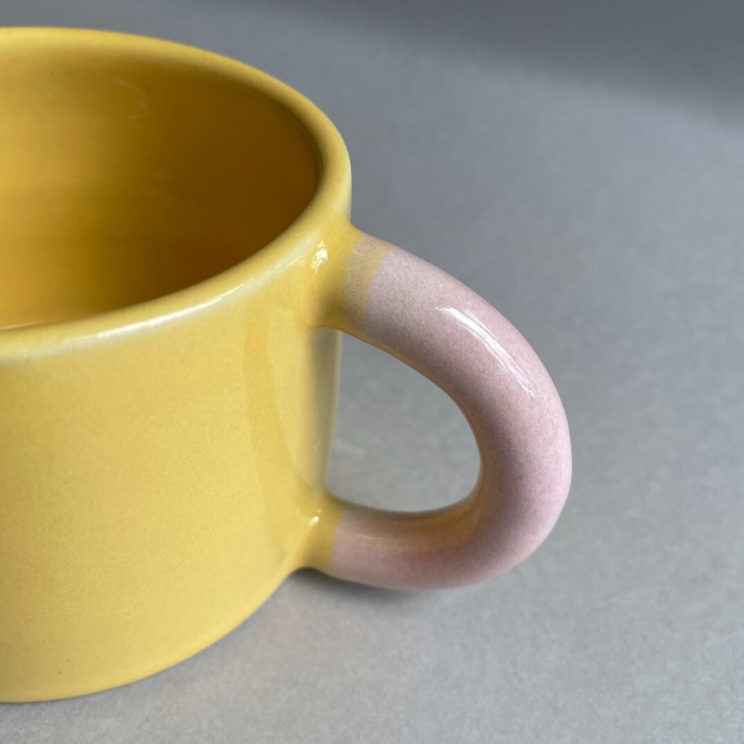 Close up. Colour contrast mug in sunny yellow and speckled pink glaze 💛💕
.
.
.
#ihavethisthingwithceramics #loveceramic #ceramic #keramic #ceramicdesign #thekilnrooms
#clay #contemporaryceramics #modernceramics #handmadeceramics #wheelthrown #handt