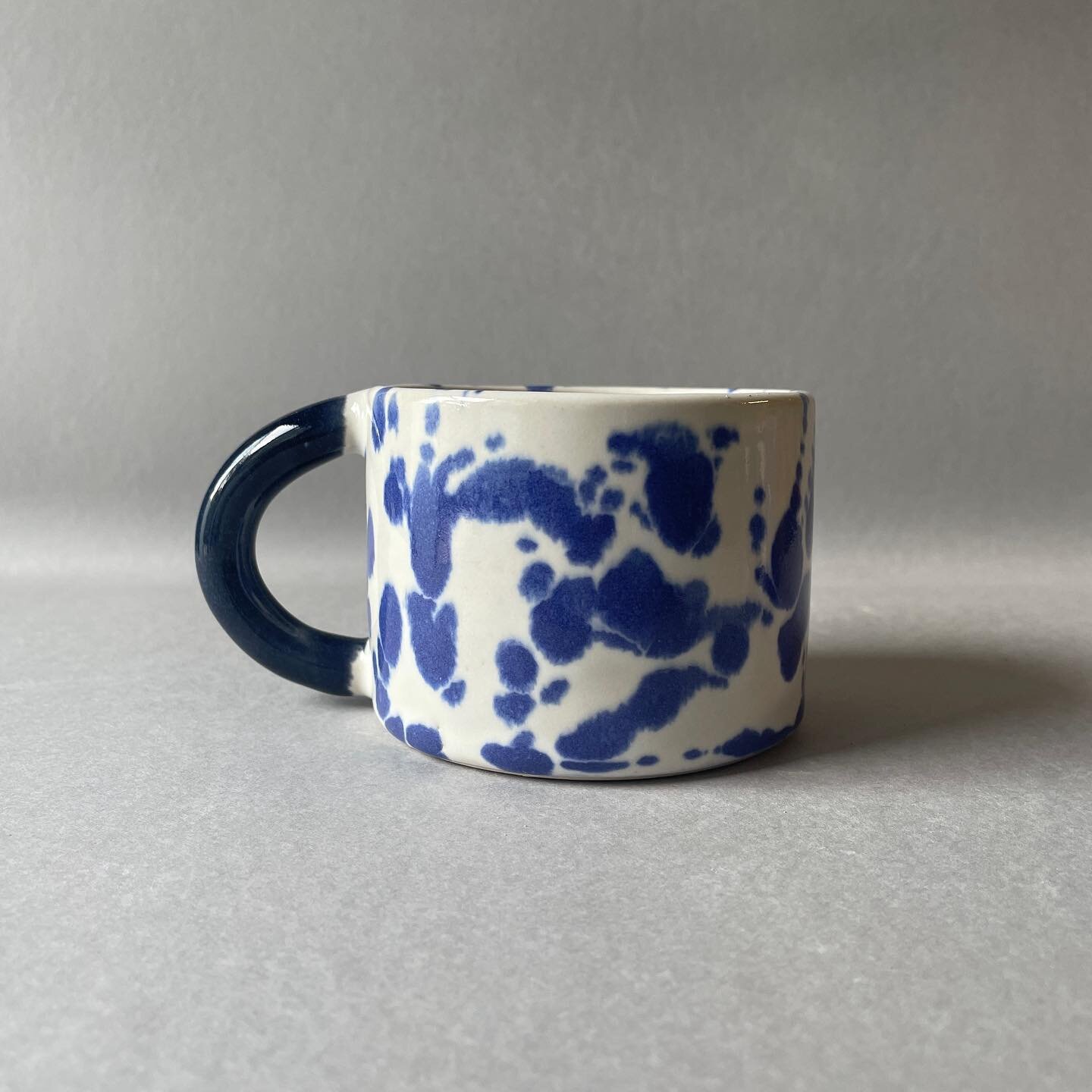 Feeling bloooovy. A mug I made for the amazing @ihavethisthingwithceramics and @dowsedesign to celebrate their 10th birthday 🥳 🎂 🎉
.
.
.
#ihavethisthingwithceramics #dowsedesign #pottery #ceramic #ceramics #potterylove #ceramicdesign #ceramicist #