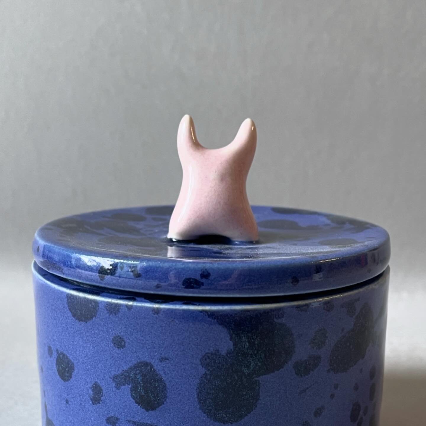 Small trinket pot/sugar bowl
.
.
.
#ceramics #ceramicsofinstagram #londonmakers #independentceramicsmarket #ceramic #ihavethisthingwithceramics #secondfloorstudios #ihavethisthingwithcolour #ceramicglaze #glazeporn #modernceramics #modernceramic