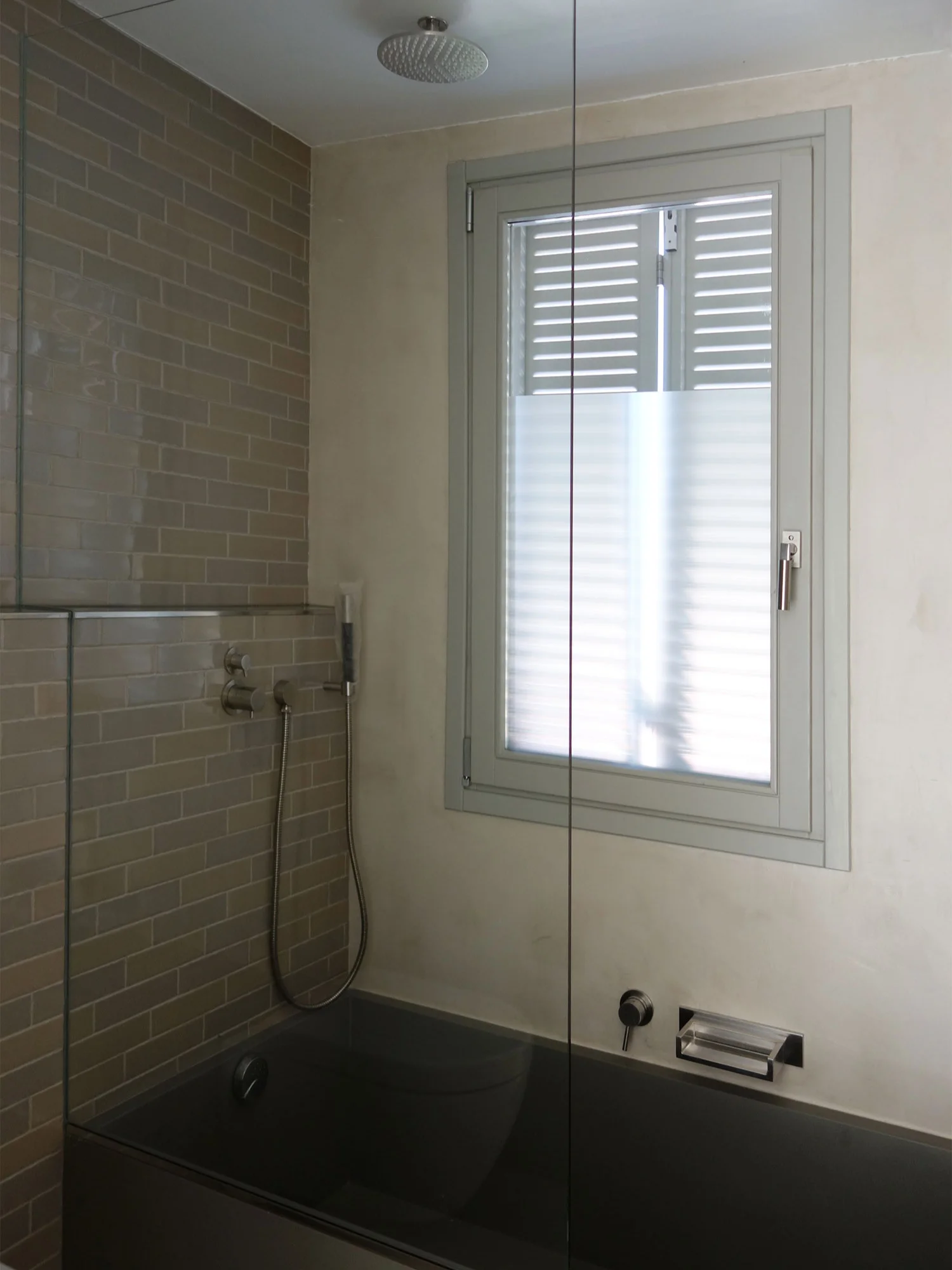 Baño-azulejos-ducha-microcemento-corian-bañera-diseñ.jpg