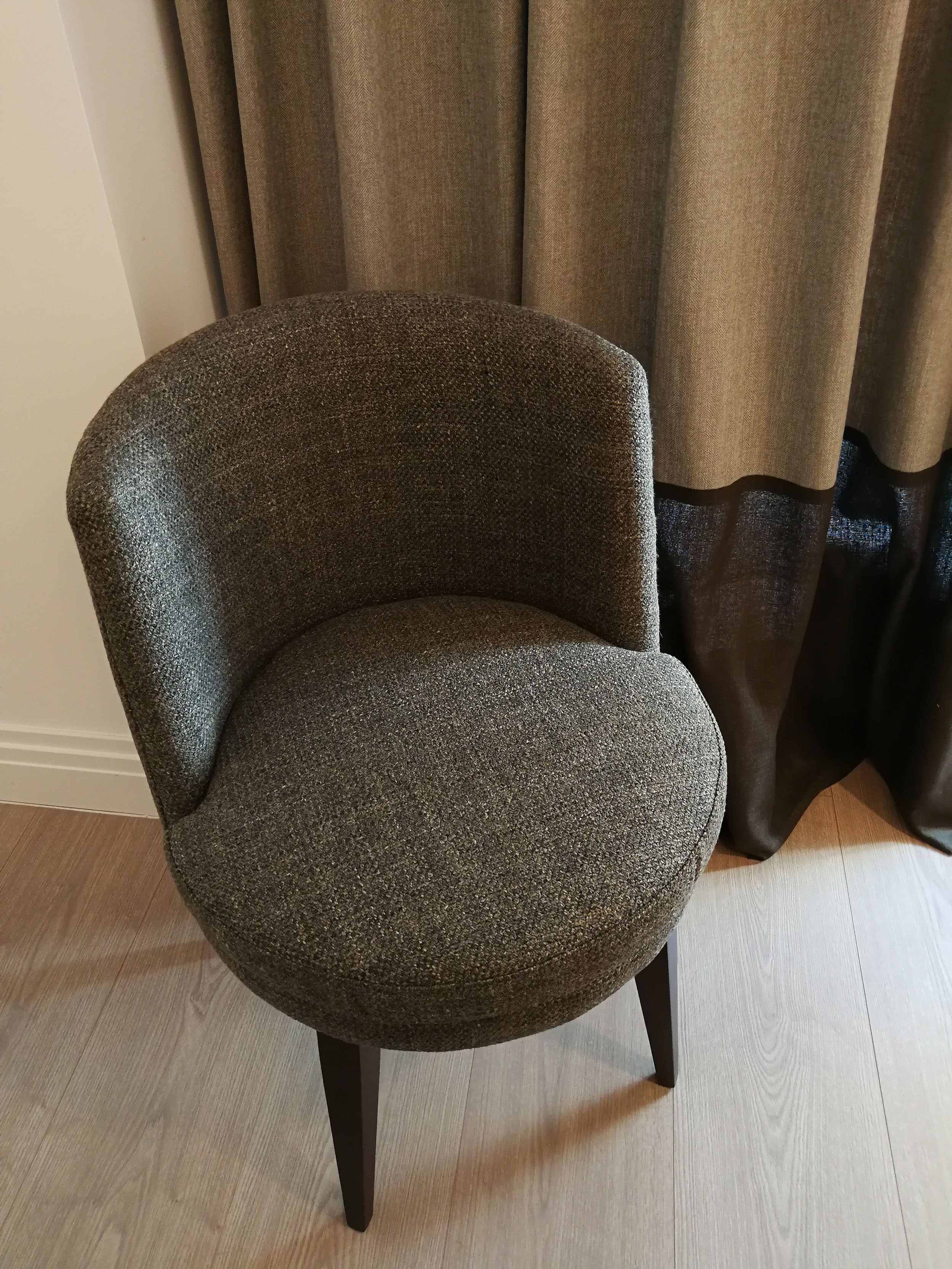 Cortina-lino-cenefa-silla tapizado artesano-madera-diseño exclusivo-comedor