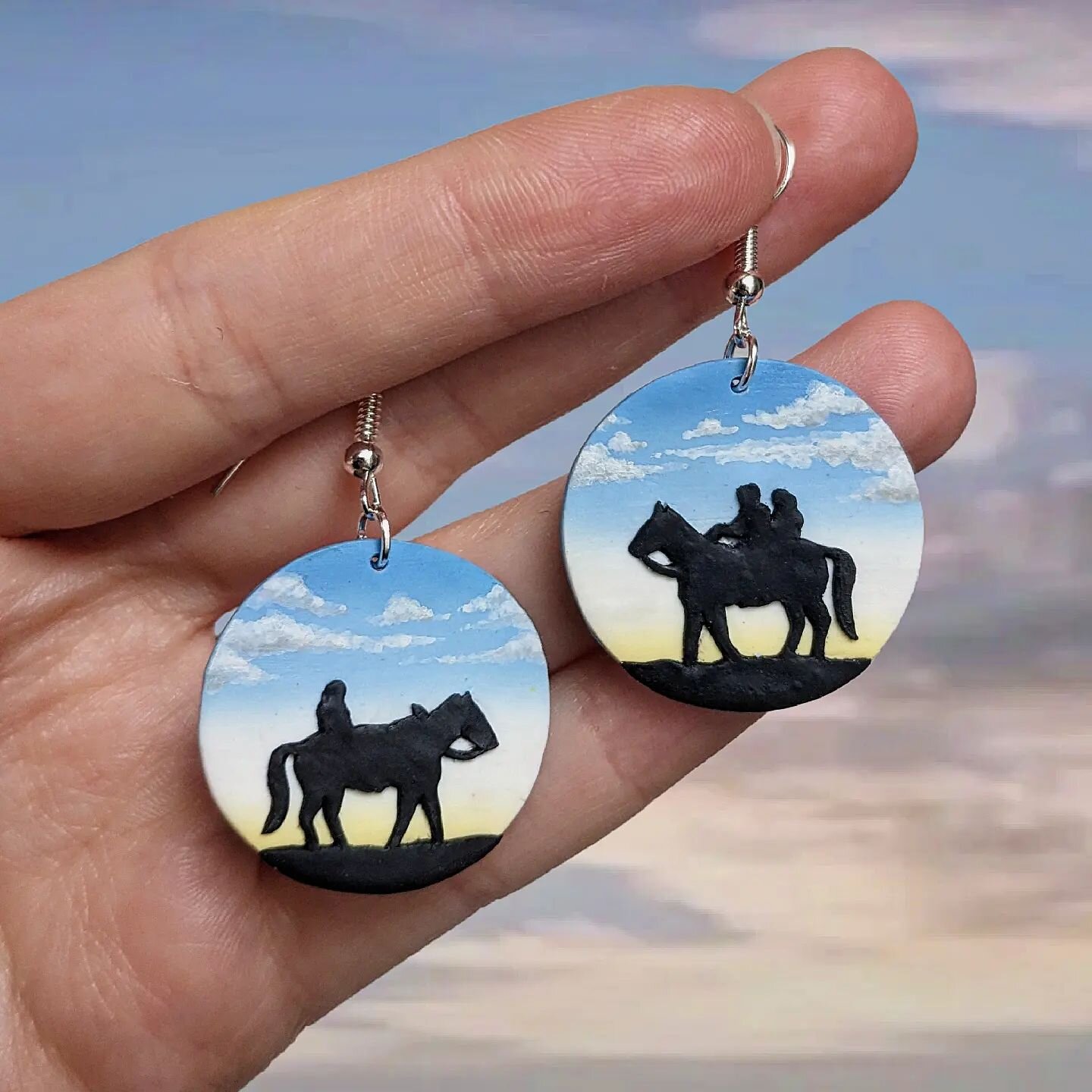 🏞️ EP. 6 HBO THE LAST OF US EARRINGS 🐎

Here is the jewellery inspired by the latest episode of TLOU! I tried to create something a little more simple this time but still focusing on what this episode highlights for me which is Joel &amp; Ellie's u