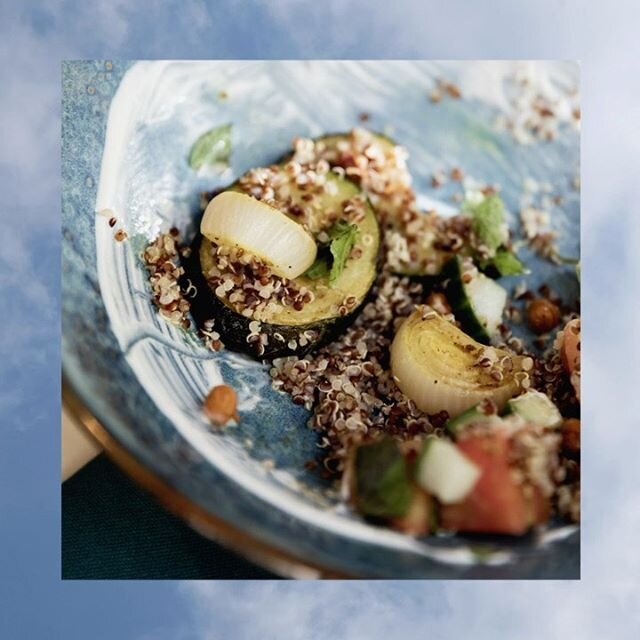 Nuestro Bowl de quinoa con verduras al horno, mezcla de especias &ldquo;ras el hannout&rdquo; acompa&ntilde;ado de pan liban&eacute;s con garbanzos crujientes, salsa tahini y harissa se ha convertido en uno de los cl&aacute;sicos de @lesfillesbarcelo