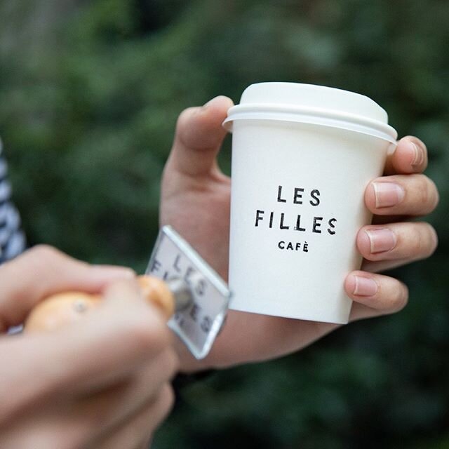 &iquest;Quieres disfrutar de @lesfillesbarcelona en tu casa?
&mdash;
Pide tu comida para llevar y, mientras te la preparamos, tómate algo en nuestra terraza 🌿
⠀⠀⠀⠀⠀⠀⠀⠀⠀
.
.
.
.
.
. 
#lesfillesbarcelona #loupfamily #sustainableliving #gardenrestaura