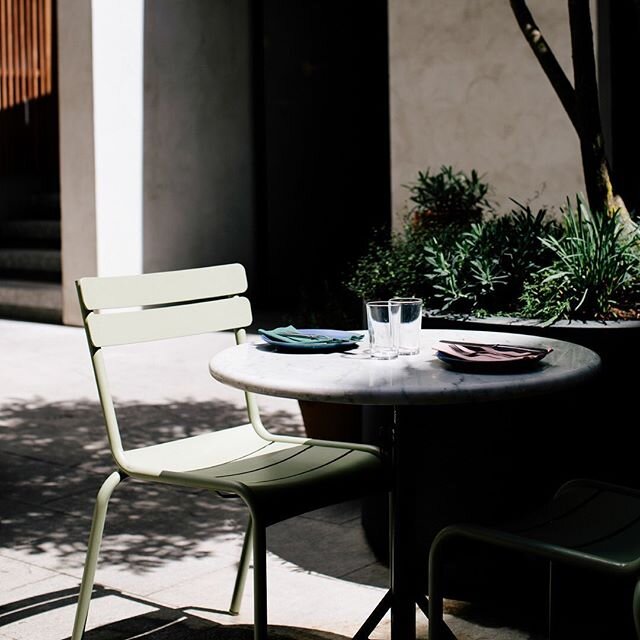 Cruzar el umbral de la puerta de @lesfillesbarcelona significa entrar en un oasis que te har&aacute; desconectar del bullicio de la ciudad.
.
.
.
.
.
. 
#lesfillesbarcelona #loupfamily #sustainableliving #gardenrestaurant #farmtotable #takeabreath #h