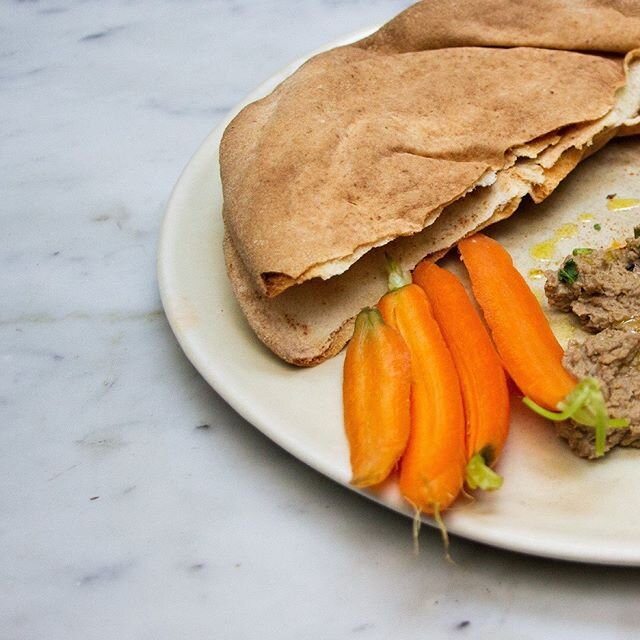 Ven a probar los platos de temporada de nuestra carta. Encontrarás entre otras propuestas este delicioso Hummus de lenteja y ajo negro acompañado de pan libanés y zanahorias 🥕
.
.
.
.
.
. 
#lesfillesbarcelona #loupfamily #sustainableliving #garde