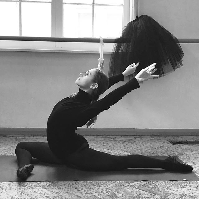 Swan Stretch 🖤 One of my favourite stretches for opening through the hips, chest &amp; back 🖤 #swanstretch #BalletGrace #ballerina #ballet #workout #fitness #stretching #love