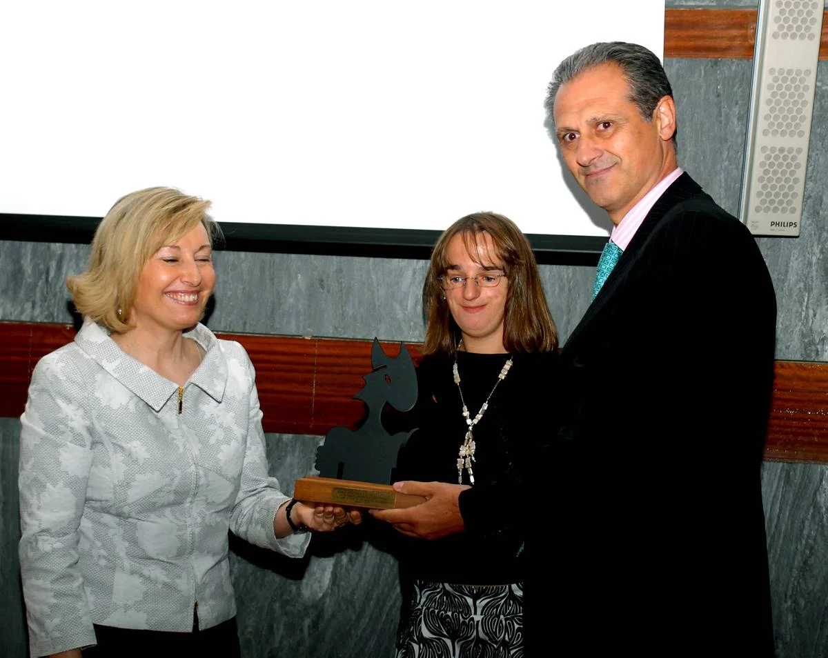 Recogiendo el I Premio del Foro Justicia y Discapacidad 2007 a Servimedia