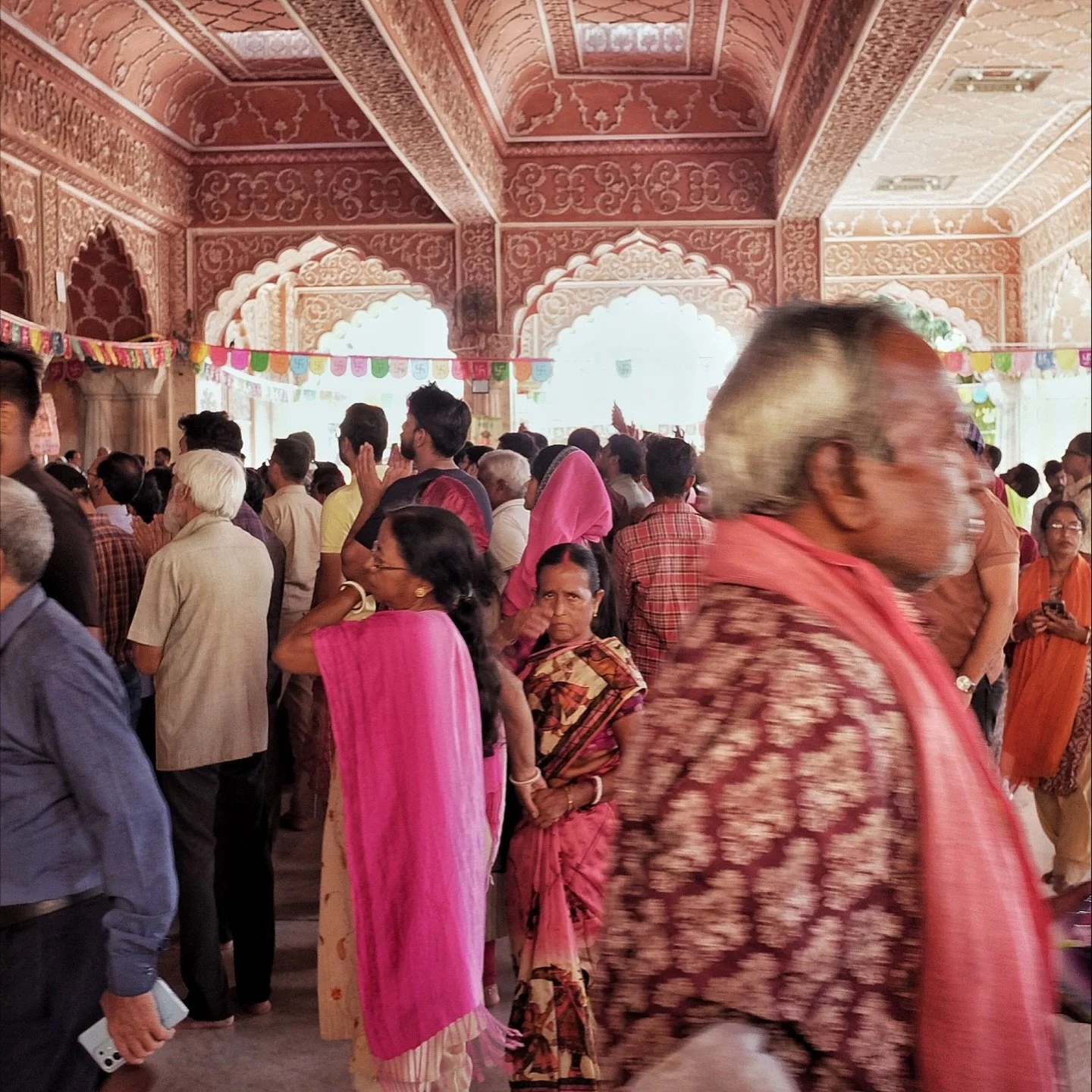 📍Jaipur, the first 48: Here, time moves like honey&mdash;slow and golden&mdash;while the traffic hums with a focused urgency; it&rsquo;s organized chaos at its finest.

The air is dense with color, wrapped in jewel tones, quiet stares, and tender gr