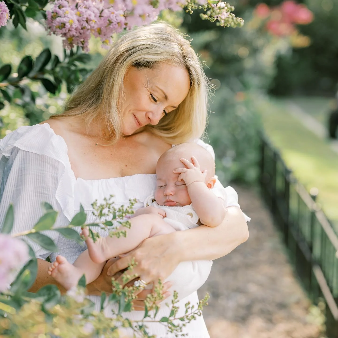 Loving capturing this motherhood session with my extremely talented friend @jessiebarentsenphotography . I love finding the beauty in motherhood, capturing the love, and the fleeting moments.
#tiffaniphotography1 

#darienmoms #darienphotographer #th