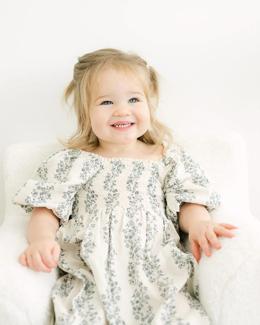 Outdoor sessions already feel like ages ago! Thrilled to be on to cozy indoor sessions! I love shooting in family&rsquo;s homes! So comfortable and natural for little ones. So much of your story starts at home. 

#tiffaniphotography1 

#darienfamilyp