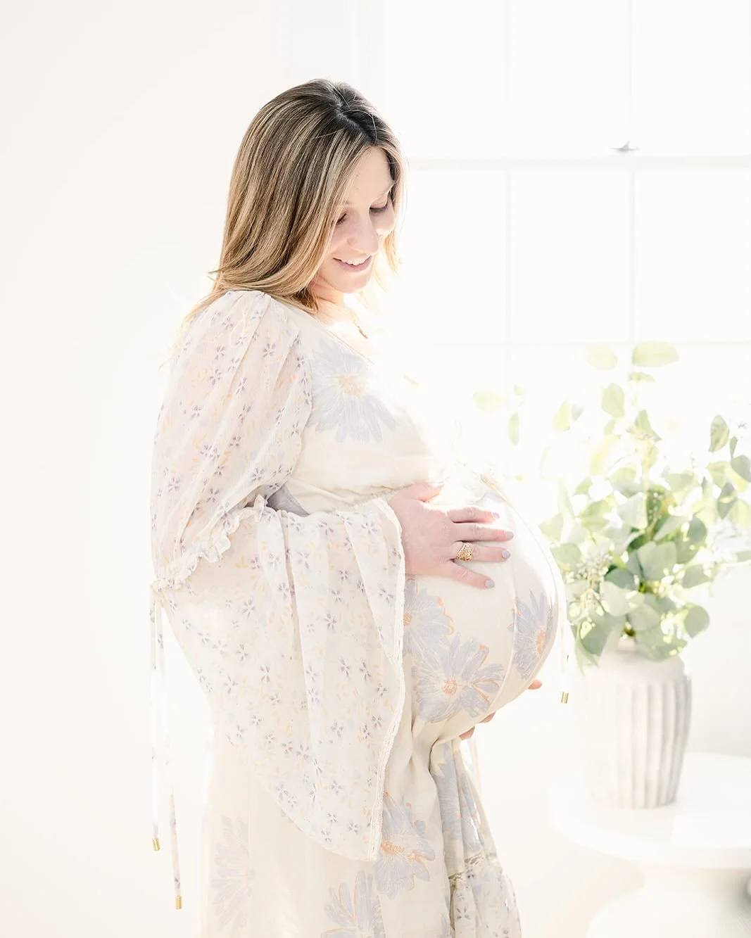 It&rsquo;s always warm and cozy in the studio! I hope everyone is surviving the storm!
This stunning mama is expecting baby boy number 2 and the studio was the perfect space to capture this special time.

#darienmoms #darienphotographer #themotherhoo