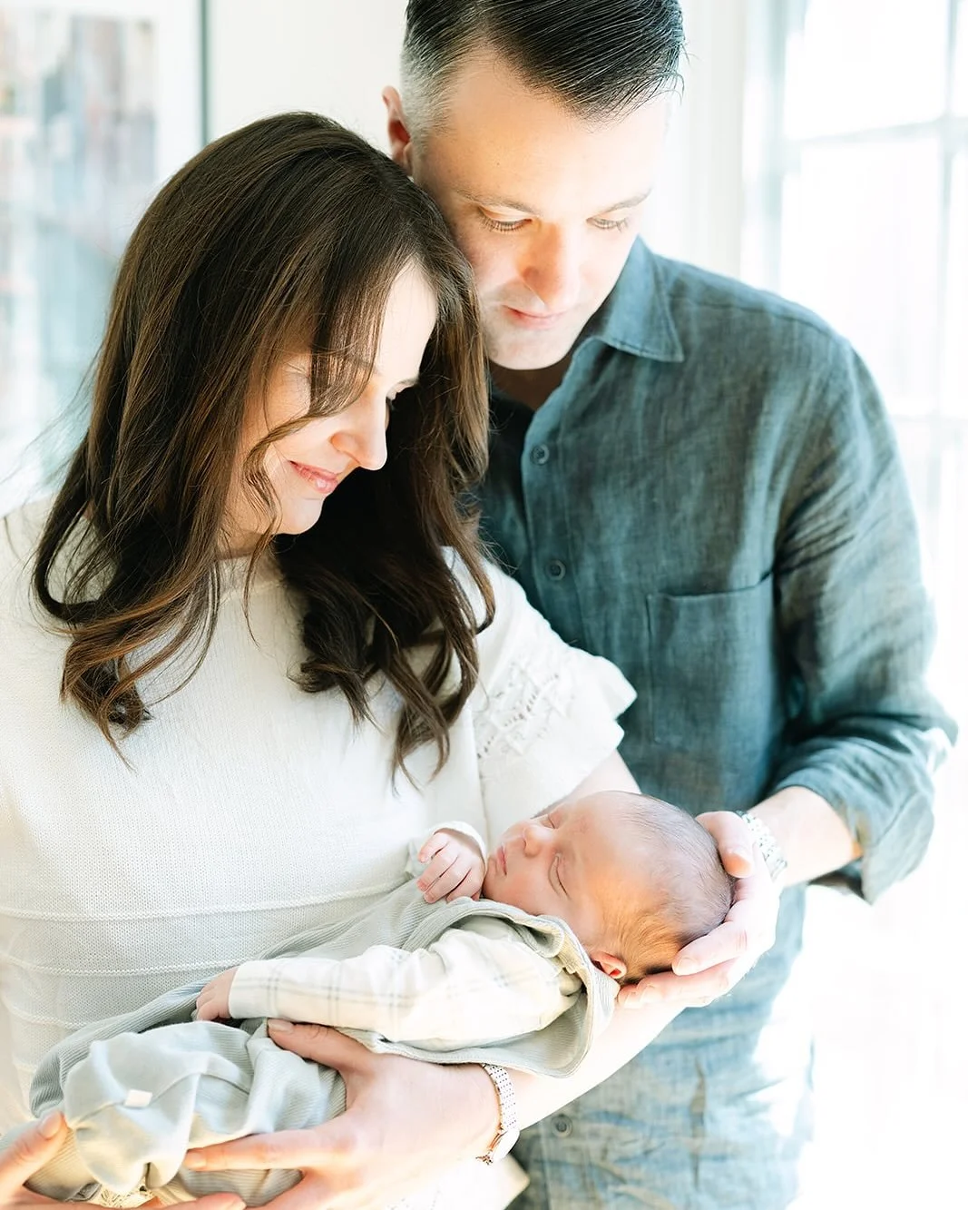 A corner with light is all you need for an in home newborn session. Love and light and the magic happens. @jesstestatysoe 

#tiffaniphotography1 #darienmoms #darienphotographer #dariennewbornphotographer #inhomenewbornsession #ctnewbornphotographer #