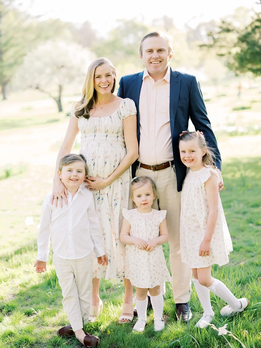 Love seeing this beautiful family! ❤️ Spring was really showing off this year!

#darienmoms #newcanaanmoms #westchestermoms #fairfieldcountymoms #greenwichmoms