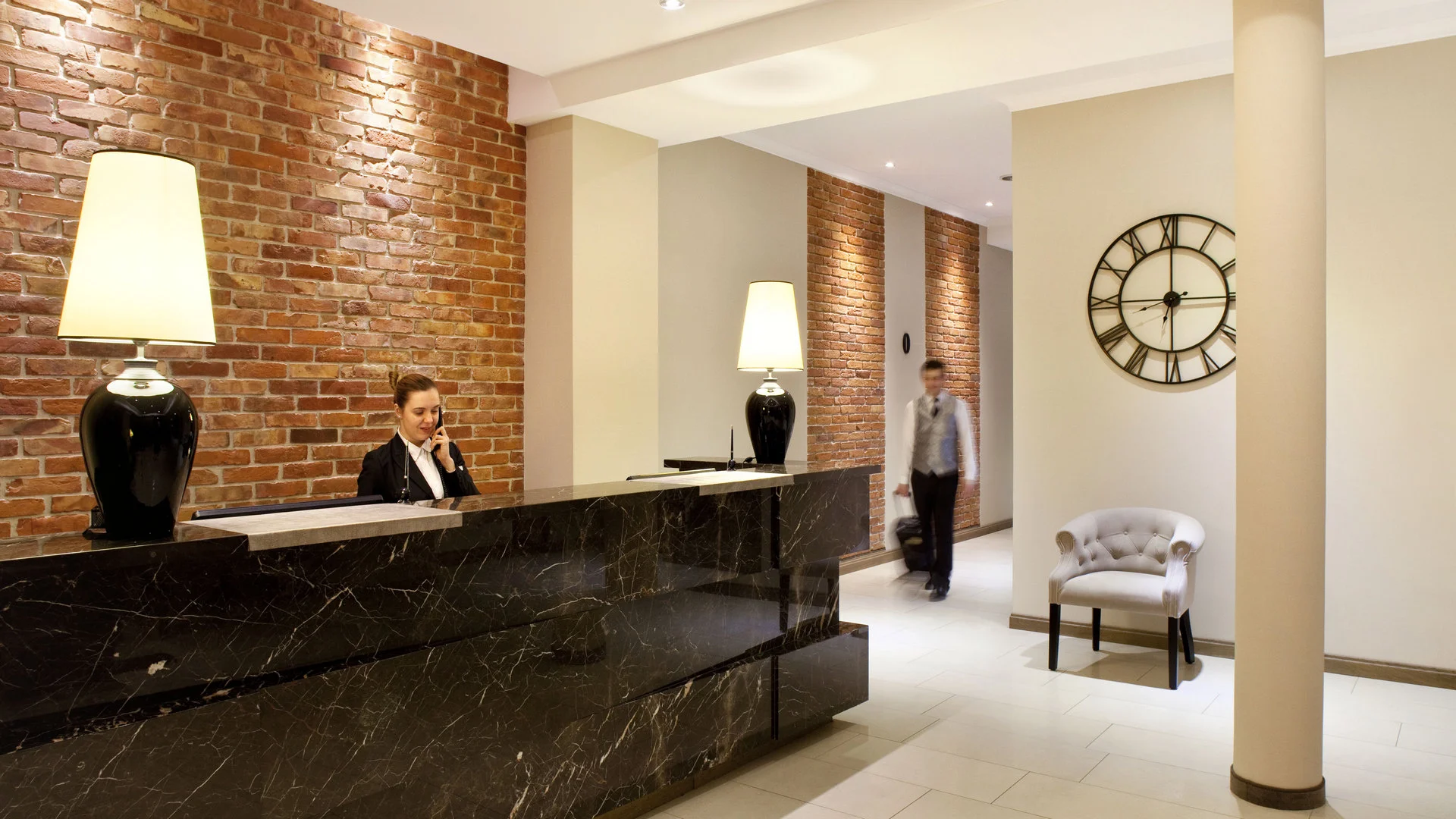 Metropolitan Boutique Hotel Kraków The Metropolitan Boutique Hotel invites you to the heart of Kraków, Polish cultural capital and a city full of life. The hotel is established in a newly renovated 19th century building, perfectly placed between the Old Town Square and the trendy area of Kazimierz. It is ideally located away from the noise, yet only minutes walk from the city’s main attractions. The Metropolitan is owner-operated and the diverse experience in 5-star hotel management, corporate and pleasure travel have been combined to create a special and unique place. The fusion of traditional architecture with modern and elegant interiors combined with a great location and perfect service will make a memorable stay in Kraków. More information www.hotelmetropolitan.pl