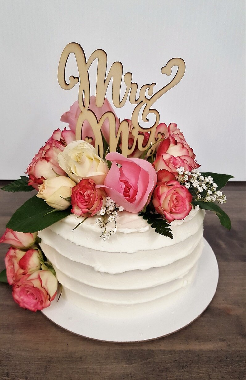 6-white-cake-with-roses.jpg