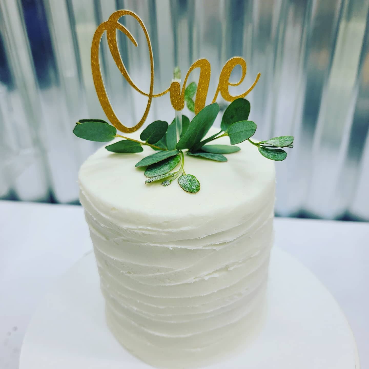 We love this simple smash cake!

#sweetnessinyourlife #smashcake #firstbirthday #cakesofinstagram #bestcakeson30a #seagroveplaza #southwalton #30alocalbusiness #madefromscratch #madewithlove #sweeton30a