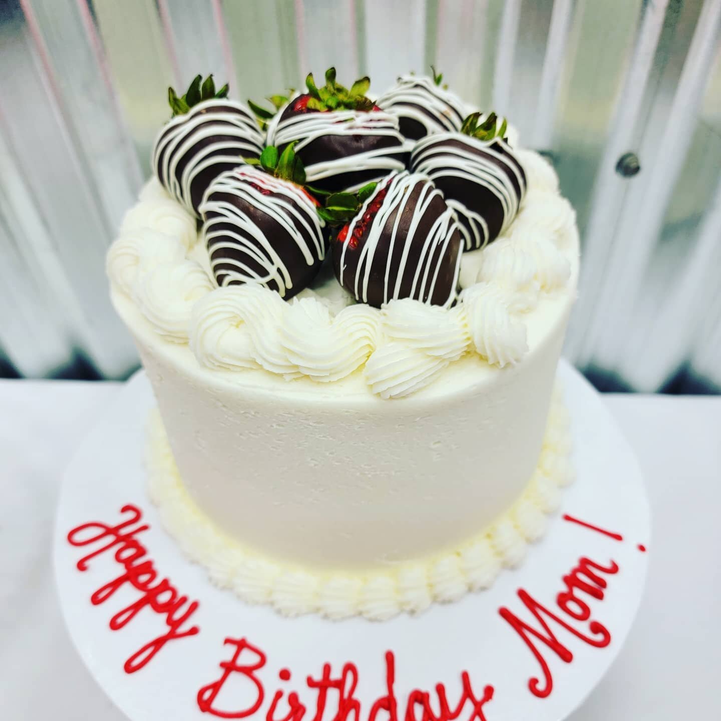 Chocolate covered strawberries go well with our cake!

#sweetnessinyourlife #bestcakeson30a #birthdaycakes #cakesofinstagram #seagroveplaza #southwalton #30alocalbusiness #madefromscratch #madewithlove #sweeton30a