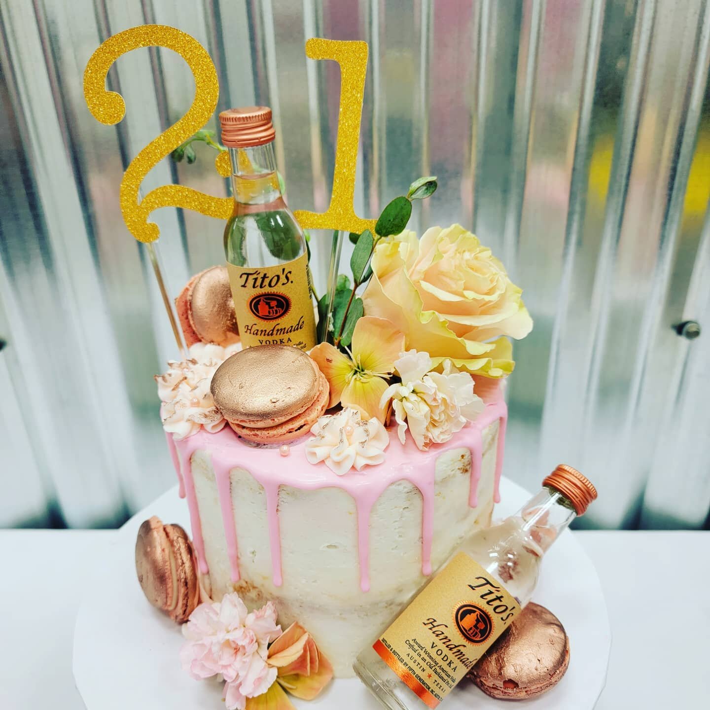 Celebrating a 21st birthday with an elegant cake!

#sweetnessinyourlife #bestcakeson30a #birthdaycakes #cakesofinstagram #seagroveplaza #southwalton #30alocalbusiness #madefromscratch #madewithlove #sweeton30a